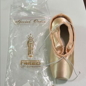 Freed Of London Pointe Shoes 3 XX
Y